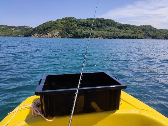 小型ボートでイカ釣り